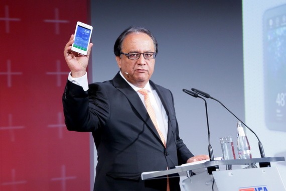 Генеральный директор Vestel Group Туран Эрдоган демонстрирует первый смартфон Vestel