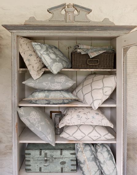 Декоративные подушки из тканей коллекции Ribble Valley, Clarke&Clarke, шоу-рум «Галерея Арбен»