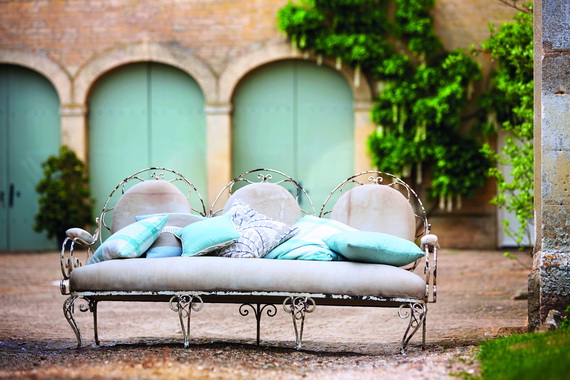 Декоративные подушки на диване, ткань из коллекции Poetica, Harlequin, салоны Manders