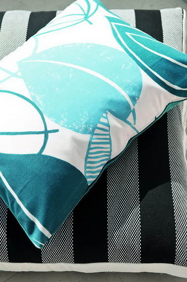 Подушка из водоотталкивающей ткани, коллекция The Tiana Outdoor Fabric, Designers Guild, компания Vallila Interior International